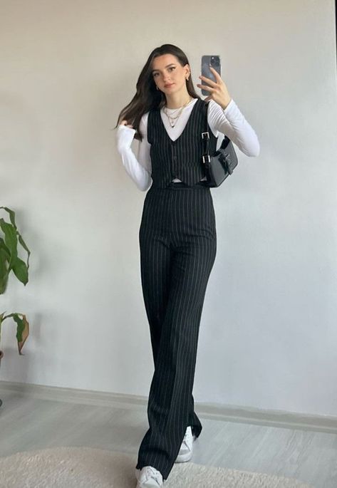 Formal Pants Outfit, Neat Outfits, Smart Casual Women Outfits, Neat Casual Outfits, Ringing In The New Year, Mode Zara, Modest Dresses Casual, Eve Outfit, Casual Day Outfits