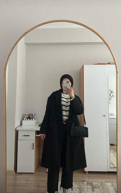 Winter Outfits Hijab 2024, Black Coat Style, Outfit Hijab Winter, Hijab Outfit Winter, Modest Winter Outfits, Stylish Outfits Casual, Hijab Fashion Summer, Modest Casual Outfits, Stylish Hijab