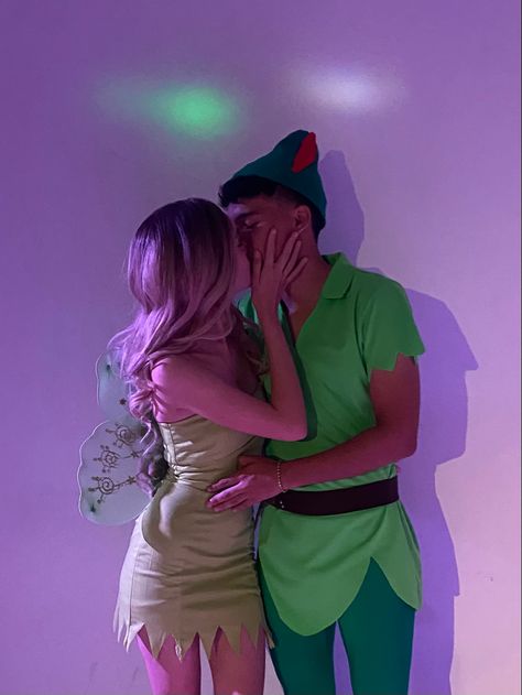 🧚 halloween, disfraz en pareja Tinkerbell And Peter Pan Costume, Tinkerbell And Peter Pan, Tinkerbell Peter Pan, Peter Pan Costume, Couples Cosplay, Halloween Parejas, Couples Halloween Outfits, Couple Costumes, Couples Halloween