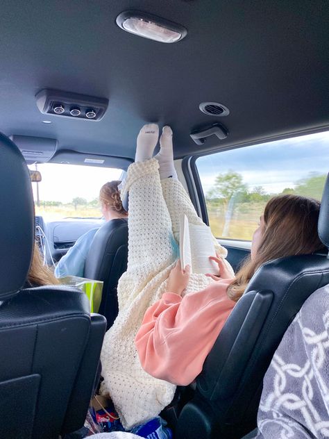 Girly Road Trip Aesthetic, Beach Roadtrip Aesthetic, Packed Car Aesthetic, Car Ride Fits, Preppy Car Aesthetic, Long Car Ride Aesthetic, Car Trips Aesthetic, Girls Road Trip Aesthetic, Long Car Rides Aesthetic