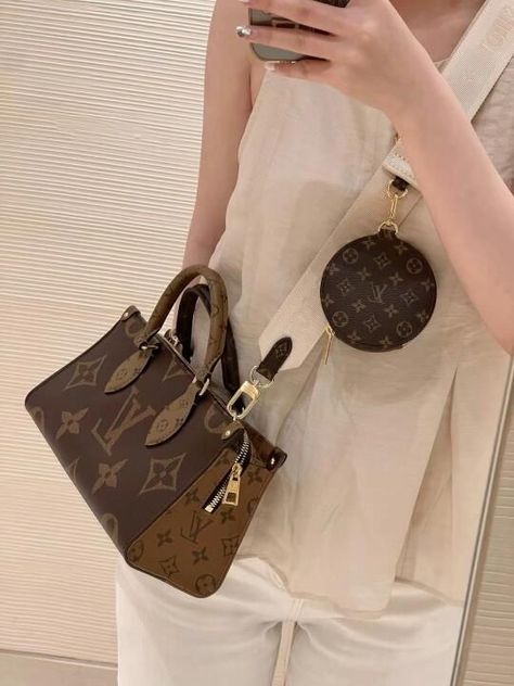 Lv On The Go, Round Coin Purse, Louis Vuitton Logo, Louis Vuitton Crossbody Bag, East West, Stylish Bag, Office Fashion, Party Fashion, Wide Straps