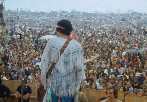 Jimi Hendrix performing to a huge outdoor crowd at the music festival Woodstock. Woodstock Performers, Jimi Hendrix Woodstock, Arte Hippy, Woodstock 1969, Woodstock Festival, Jimi Hendrix Experience, Hippie Movement, Hippie Aesthetic, Hippie Culture