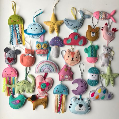 Folded Fabric, Felt Embroidery, Pola Sulam, Fabric Ornaments, Sewing Toys, Felt Diy, Felt Toys, A Storm, Felt Christmas