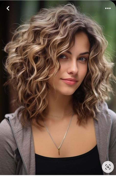 Hair Color For 40's For Women, Curly Hair For Women In Their 40s, 40s Haircut For Women, Hairstyles For 40s Women, Layered Curly Bob, Hairstyles For Women In 40s, Zicxa Photos, Shaggy Bob Hairstyles, Natural Curly Hair Cuts