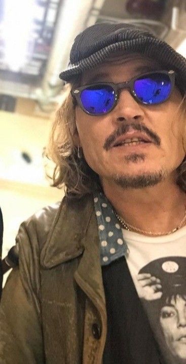 Johnny Depp 2023 Selfie, Johnny Depp Makeup, Johnny Depp Eyes, Johnny Depp Selfie, Johnny Depp Recent Photos, Johnny Depp News, Johnny Depp Hairstyle, Chicken Suits, Taylor Momsen Style