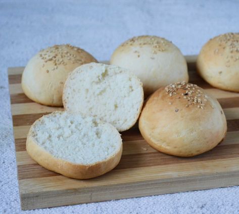 Homemade Burger Buns, Burger Buns Recipe, Hamburger Bun Recipe, Homemade Hamburger Buns, Egg Burger, Easy Hamburger, Eggless Baking, Best Bread Recipe, Homemade Burgers