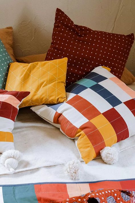 Modern Throw Pillows, Feather Pillows, Kantha Stitch, Quilting Techniques, Patchwork Patterns, Kantha Quilt, Design Thinking, Throw Quilt, Geometric Designs