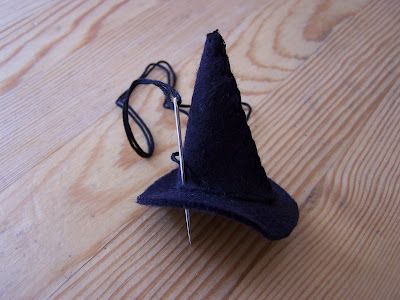 madebyjoey: wee witches - tutorial Peg Gnomes, Felt Doll Tutorial, Halloween Felt Crafts, Embroidery Floss Crafts, Felt Witch Hat, Halloween Witch Dolls, Fall Sewing, Gnome Hat, Witch Diy