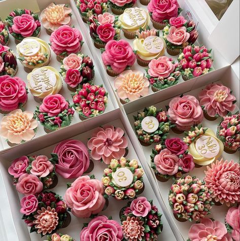 Aesthetic Flower Cupcakes, Floral Birthday Cupcakes, Pretty Muffins, Flower Decorated Cake, Cupcake Decorating Tips, Pretty Cupcakes, Cupcake Cake Designs, Floral Cupcakes, Cupcakes Cake