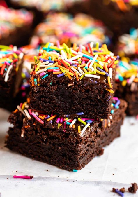 Brownie With Sprinkles, Decorating Brownies, Rainbow Brownies, Brownies With Sprinkles, Brownie Business, Sprinkle Brownies, Best Ever Chocolate Cake, Small Chocolate Cake, Decorated Brownies