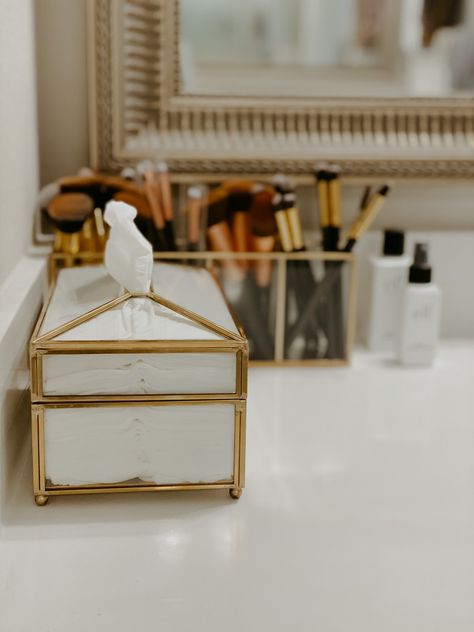 Vanity Accessories Decor, Makeup Organization In Bathroom, Counter Makeup Organization, Vanity Top Organization, Organizing Bathroom Countertop, Makeup Vanity Organization, Vanity Organization Ideas, Vanity Styling, Vanity Luxury