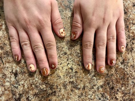 Brown, tan & caramel autumn nails. Mushroom themed fall nail art inspo 🍄 Brown Mushroom Nails, Brown Mushroom Nail Art, Gel Nails Mushroom, Short Nail Designs Mushroom, Mushrooms Nails Design, Brown Mushroom, Fall Nail Art, Brown Nails, Autumn Nails