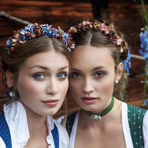 Hach, das Wochenende neigt sich dem Ende zu. Aber dafür startet nächste Woche die Wiesn! 🎠💗 Dirndl links: @daniel_fendler Dirndl rechts: @amselfashion #blumenmädchen #Wiesn Dirndl Hair, German Hairstyle, Oktoberfest Hair, Dirndl Hairstyles, Oktoberfest Hairstyle, German Traditional Dress, Lesbian Wedding Photography, Oktoberfest Woman, German Dress