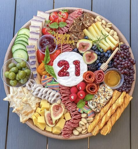 Birthday Charcuterie, Party Food Catering, Charcuterie Business, Finger Food Desserts, Charcuterie Board Meats, Snack Boards, Food Bouquet, Charcuterie Ideas, Party Food Buffet