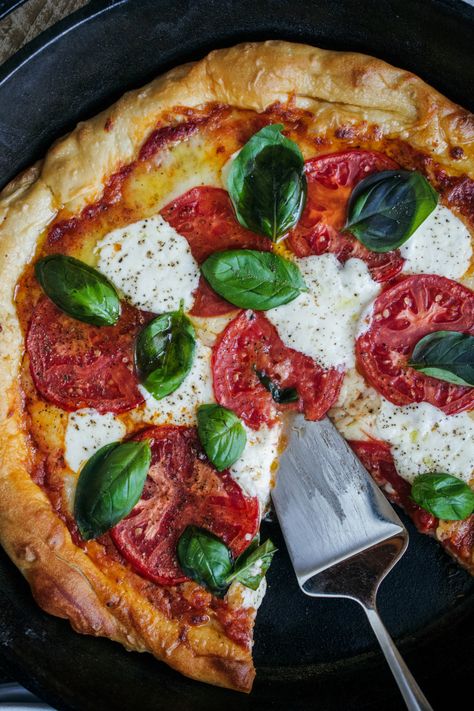 Burrata Dinner, Pizza With Burrata, Cast Iron Pizza Recipe, Margherita Pizza Recipe, Burrata Pizza, Pizza Lasagna, Cast Iron Pizza, Baked Rigatoni, I'm Fat