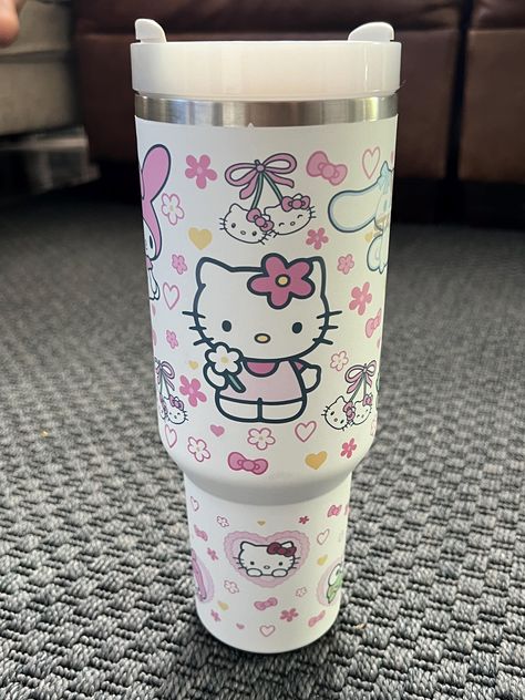 New tumbler for hot or cold drinks straw lid hand wash Hello Kitty Stanley, Hello Kitty Stanley Cup, Sanrio Things, Aesthetic Items, Hello Kitty Bedroom, Hello Kitty Shop, Hello Kitty Merchandise, Cute Dreads, Hello Kitty Shoes