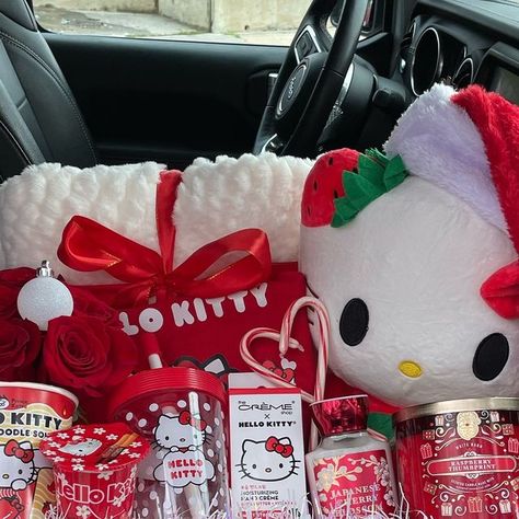 Burr Basket Hello Kitty Christmas, Hello Kitty Basket Christmas, Cute Christmas Baskets For Girlfriend, Hello Kitty Burr Basket Ideas, Hello Kitty Christmas Basket, Hello Kitty Burr Basket, Red Gift Basket Ideas, Winter Gift Basket Ideas, Hello Kitty Basket