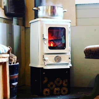 I want a #hobbitwoodstove #hobbitstove #salamanderstoves #vintagebusconversion #busconversion #tinyliving Hobbit Wood Stove, Micro Van, Small Log Burner, Hobbit Stove, Small Wood Burning Stove, Small Wood Stove, Woodburning Stove, Small Stove, Cast Iron Stove