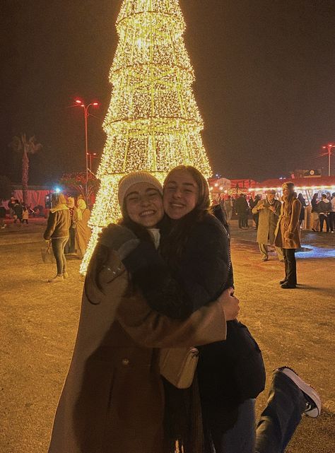 Christmas Vibes With Friends, Bestie Christmas Photos, Christmas Photos With Friends, Christmas Aesthetic Family, Boston Vibes, Winter With Friends, Christmas Besties, Christmas Pictures Friends, Christmas With Friends