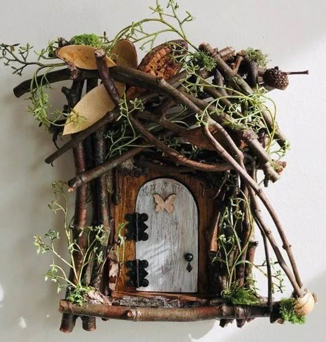 Christmas Folklore, Diy Fairy Door, Fairy Garden Doors, Fairy Tree Houses, Fairy House Crafts, Fairy Garden Furniture, Fairy House Diy, Fairy Garden Designs, Fairy Accessories