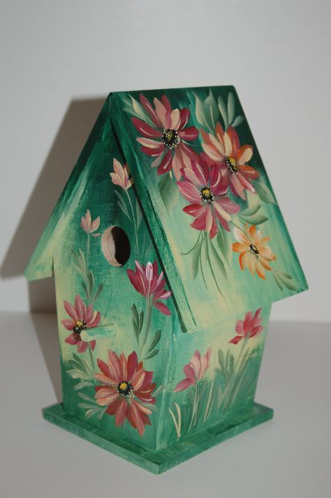 Um mimo pintado a mão. Hand Painted Birdhouses, Bird Houses Ideas Diy, Beautiful Birdhouses, Garden Birdhouses, Bird House Kits, Clay Flower Pots, Bird Houses Painted, Birdhouse Designs, Decorative Bird Houses