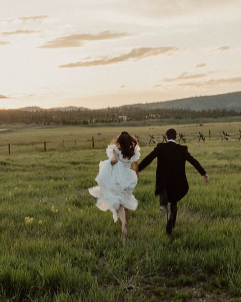 Vogue Weddings, Prairie Wedding, Cottagecore Wedding, Vogue Wedding, Wedding Photography Styles, English Heritage, Colorado Rockies, Western Wedding, Bridal Shoot