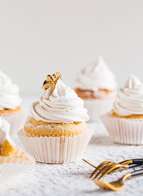 This is my go-to vanilla cupcake recipe with a moist, soft, buttery cake and a light marshmallow frosting that's fluffy and not too sweet. Spring Baking Recipes, Summer Baking Recipes, Vanilla Photography, Lemon Meringue Cupcakes, Meringue Cupcakes, Mini Dessert Recipes, Spring Baking, Comfort Soup Recipes, Cupcakes Recipes