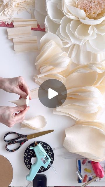 Giant Flowers Diy, Hadiah Diy, Flowers Craft, Paper Flowers Craft, Crepe Paper Flowers, Tissue Paper Flowers, Giant Paper Flowers, Diy Crafts Paper Flowers, Giant Flowers