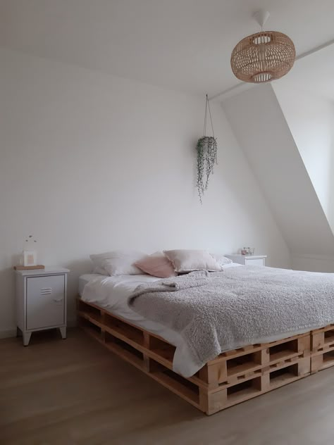 Bed Ideas Pallet, Bed With Pallets Platform, Full Pallet Bed, Pallet Double Bed, Bed With Wood Pallets, Wood Palette Bed Platform, Palet Bed Frames, Pallets Under Bed, Wood Crate Bed Frame