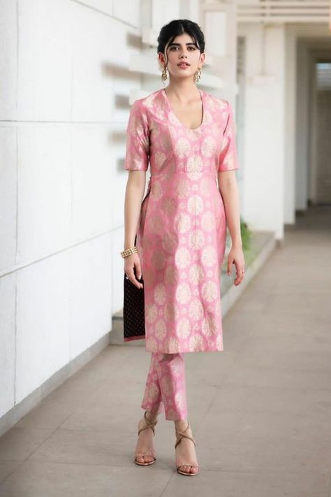 Brocade Chudidar Designs, Banarasi Silk Suit Designs Latest, Silk Salwar Patterns, Silk Suit Neck Designs Indian, Brocket Suit Design, Pattu Kurti Designs, Banarasi Kurti Design, Brocade Kurti Design, Brocade Suit Design