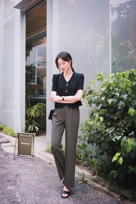 Business Casual Asian, Korean Girl Fashion Casual, Dress With Blazer Outfit, Work Outfits Women Summer, Ladies Blouse Designs, Outfit Inspo Casual, Korean Girl Fashion, Spring Outfits Women, Modest Fashion Outfits