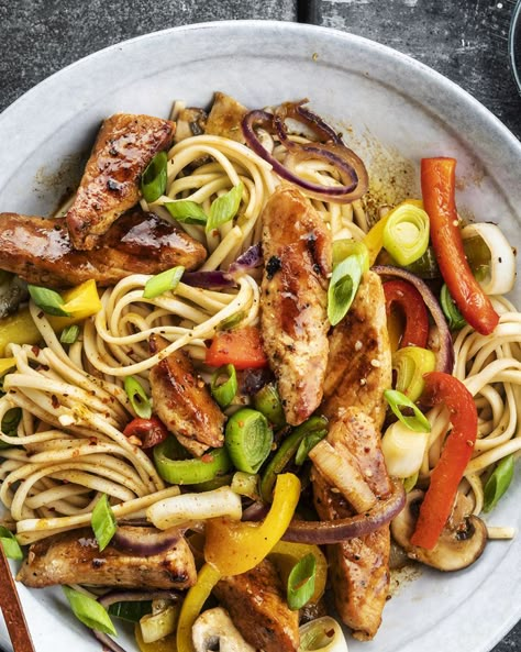 Wok met kleverig varkensvlees Yakisoba Noodles Recipe, Rotel Chicken Spaghetti, Chicken Stir Fry With Noodles, Rotel Recipes, Zucchini Aubergine, Chicken And Noodles, Diner Recept, Chicken Spaghetti, Cooking Instructions