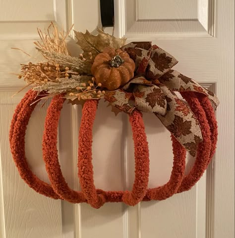 Wire Pumpkin Wreath Diy, Wire Pumpkin Wreath, Pumpkins Wreaths, Autum Wreaths, Diy Fall Wreaths, Decor Room Ideas, Wire Pumpkin, Pumpkin Wreath Diy, Bed Spring Crafts