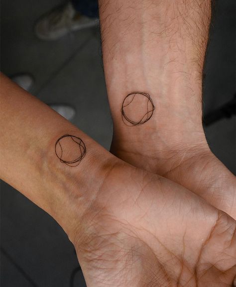 "A small tattoo idea for couples with minimalist overlapping circle designs on each wrist, symbolizing unity and connection." Tattoo Idea For Couples, Connection Tattoo, Tattoos Japan, Tattoos Elephant, Tattoos Heart, A Small Tattoo, Tattoos Drawing, Circle Designs, Share Icon