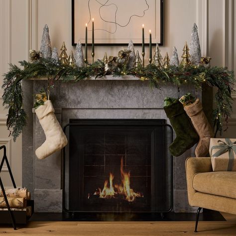 Decorating Ideas For Mantle, Minimalism Christmas, Christmas Mantel Ideas, Chimney Decor, Christmas Fireplace Mantels, Holiday Mantle Decor, Mantle Garland, Holiday Mantle, Holiday Mantel