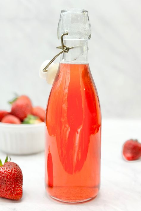 Strawberry Syrup For Drinks, Strawberry Simple Syrup Recipe, Syrup For Drinks, Cocktails Strawberry, Leftover Strawberries, Simple Syrup Recipe, Strawberry Simple Syrup, Syrup Recipes, Drinks Recipe