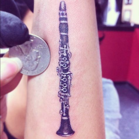 Clarinet tattoo (by legion_avegno of fallensparrowtattoos.com) duuude that is rad Clarinet Tattoo, Music Themed Tattoos, Tiki Tattoo, Wrist Henna, Themed Tattoos, Tattoo Music, Mechanic Tattoo, Clarinets, Bff Tattoos