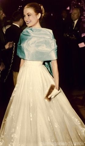 Grace Kelly Red Carpet, Iconic Dresses Movies, Grace Kelly Outfits, Grace Kelly Dresses, 1950s Ball Gown, Victorian Era Dresses, Grace Kelly Style, Runway Gowns, Vintage Hollywood Glamour