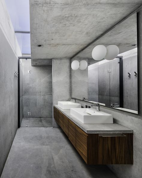 Photo 24 of 2415 in Best Bath Photos from A Monolithic, Concrete Trio Commands the Landscape Outside Mexico City - Dwell Concrete Tile Bathroom, Bathroom Concrete Floor, Skylight Bathroom, Brutalist Interior, Cement Bathroom, Bathroom Concrete, Modern Luxury Bathroom, Concrete Interiors, Concrete Bathroom