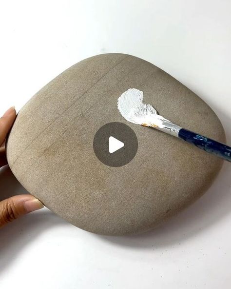 Stone Diy Crafts, Pebble Art Painting, Paint A Rock Ideas, New Rock Painting Ideas, Cute Pebble Painting, Art Rocks Painting, Rock Art Painting Ideas, Acrylic Painting On Stones, Rock Painting Patterns Free Printable