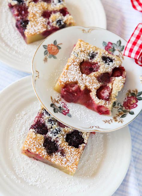 clafoutis-25 Berry Clafoutis, Clafoutis Recipes, Easy Dessert Recipes Quick, Averie Cooks, Creamy Smoothies, Crumble Bars, Baked Fruit, Foodie Crush, Frozen Strawberries