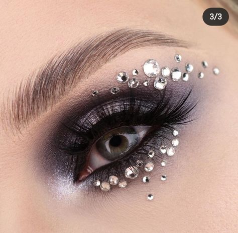 Eye Rhinestone Ideas, Makeup Looks With Jewels, Bejeweled Eye Makeup, Jewel Eye Makeup Rhinestones, Face Gem Ideas, Masquerade Makeup Ideas, Beads Makeup, Girl Halloween Makeup, Jewel Makeup