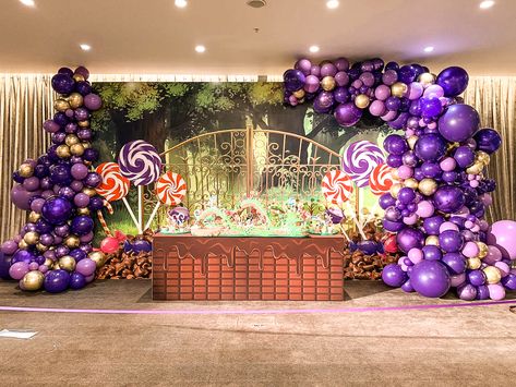 Children's Party Gallery - Bubblegum Balloons Blog Purple Balloon Arch, Chocolate Factory Party, Charlie Chocolate Factory, Wonka Chocolate Factory, Wonka Party, Candyland Theme, Willy Wonka Party, Purple Balloon, Quinceanera Centerpieces