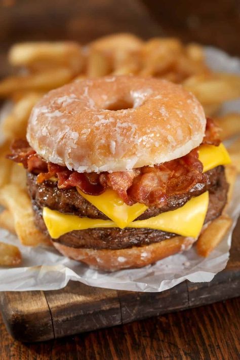 Donut Burger Recipe, Breakfast For Dinner Ideas, Doughnut Burger, Rose Gate, Donut Burger, Food Characters, Food Videography, Meal Inspiration, Breakfast Burger