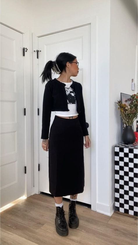 Long Black Skirt Outfit, Black Pencil Skirt Outfit, Black Maxi Skirt Outfit, Outfit Recommendations, Pencil Skirt Outfit, Skirt Outfits Aesthetic, Midi Outfits, Black Skirt Outfits, Long Pencil Skirt