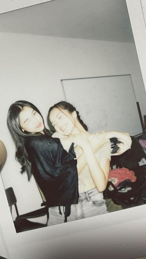 Photo Polaroid, Friendship Photoshoot, Best Friend Poses, Bff Photoshoot Poses, Bff Photoshoot, Best Friends Shoot, Friend Poses Photography, Best Friends Aesthetic, Polaroid Pictures