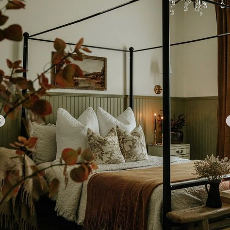 Dark Academia Bedroom Ideas, European Bedroom, Academia Bedroom, Moody Home Decor, Fall Bedroom Decor, Fall Bedroom, Four Poster, Vintage Bedroom, Main Bedroom