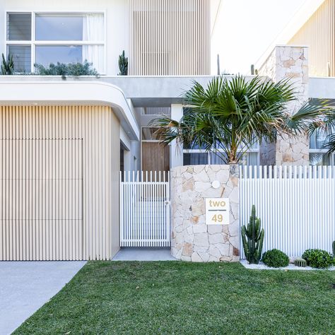 Australia Architecture, Hamptons House Exterior, Stone Feature Wall, Front Fence, Beach House Exterior, Coastal Beach House, Brisbane Queensland, Front Yard Fence, Masonry Wall