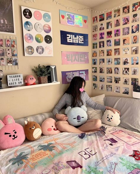 bts army room Bts Blanket, Army Bedroom, Army Room Decor, Army Room, Blackpink And Bts, Room Tour, Room Inspiration Bedroom, Bedroom Aesthetic, Dream Bedroom