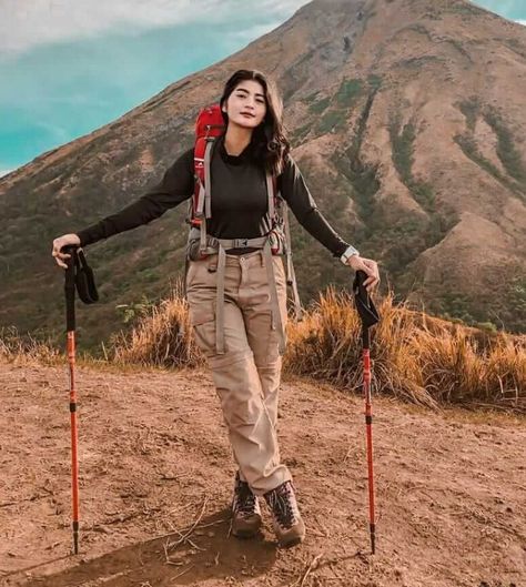 Wander Outfits, Hiking Pose, Hiking Ootd, Walking Outfit Outdoor, Outfit Trekking, Trail Outfits, Hiking Outfits Summer, Outfit Camping, Outdoorsy Outfits